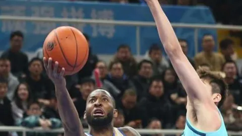 国足十人作战遭沙特0-1逆转，林良铭红牌蒋光太伤停，小组赛垫底落幕